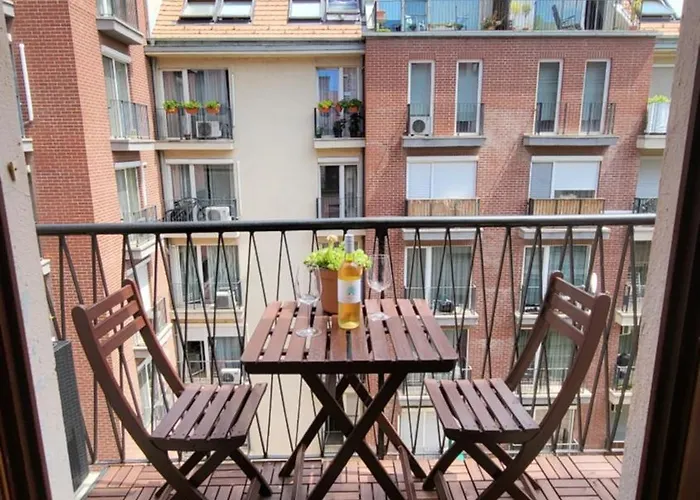 Away From Crowds, Near To Center - Vaskapu Appartement *