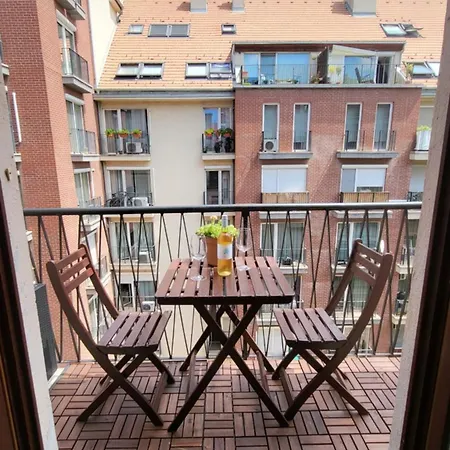 Away From Crowds, Near To Center - Vaskapu Apartmán *